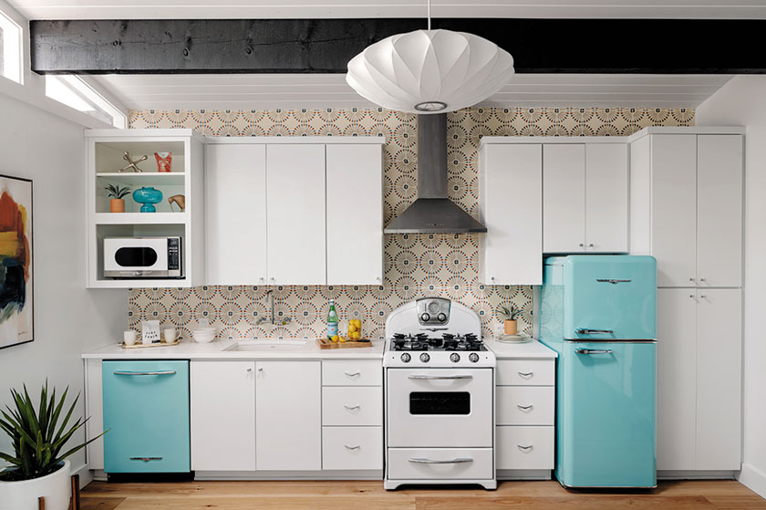 Embrace Vintage and Modern Mix for a Chic Kitchen