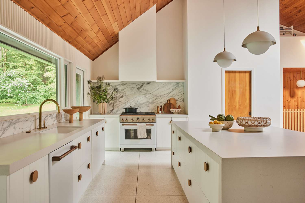 Stylish Wooden Elements for a Cozy Kitchen Look