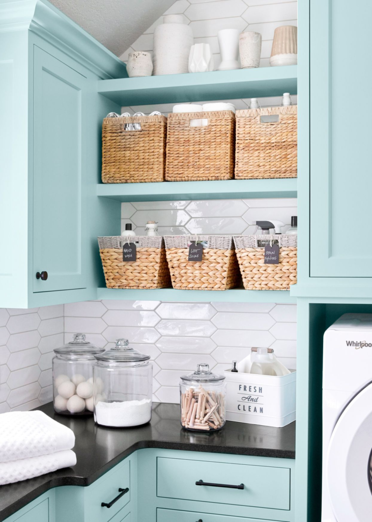 Stylish Mix of Open and Closed Storage Kitchens
