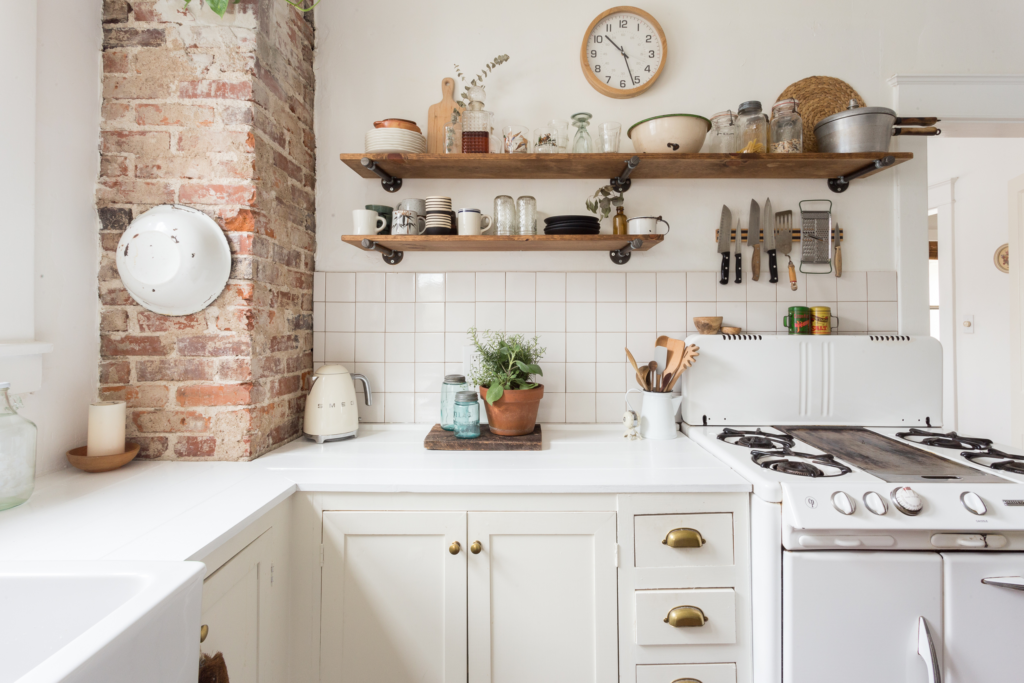 Stylish Mix of Open and Closed Storage Kitchens